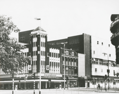 863331 Gezicht op de hoek van de St. Jacobsstraat (links) en de Lange Viestraat (rechts) te Utrecht, vanaf het ...